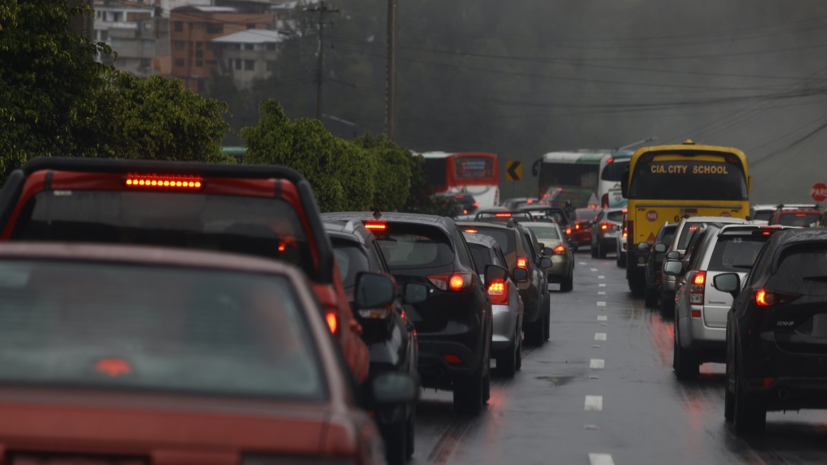 TRAFICO EN QUITO FOTOGRAFO: FRANKLIN JACOME PERIODISTA: EXT-FOTOGRAFO