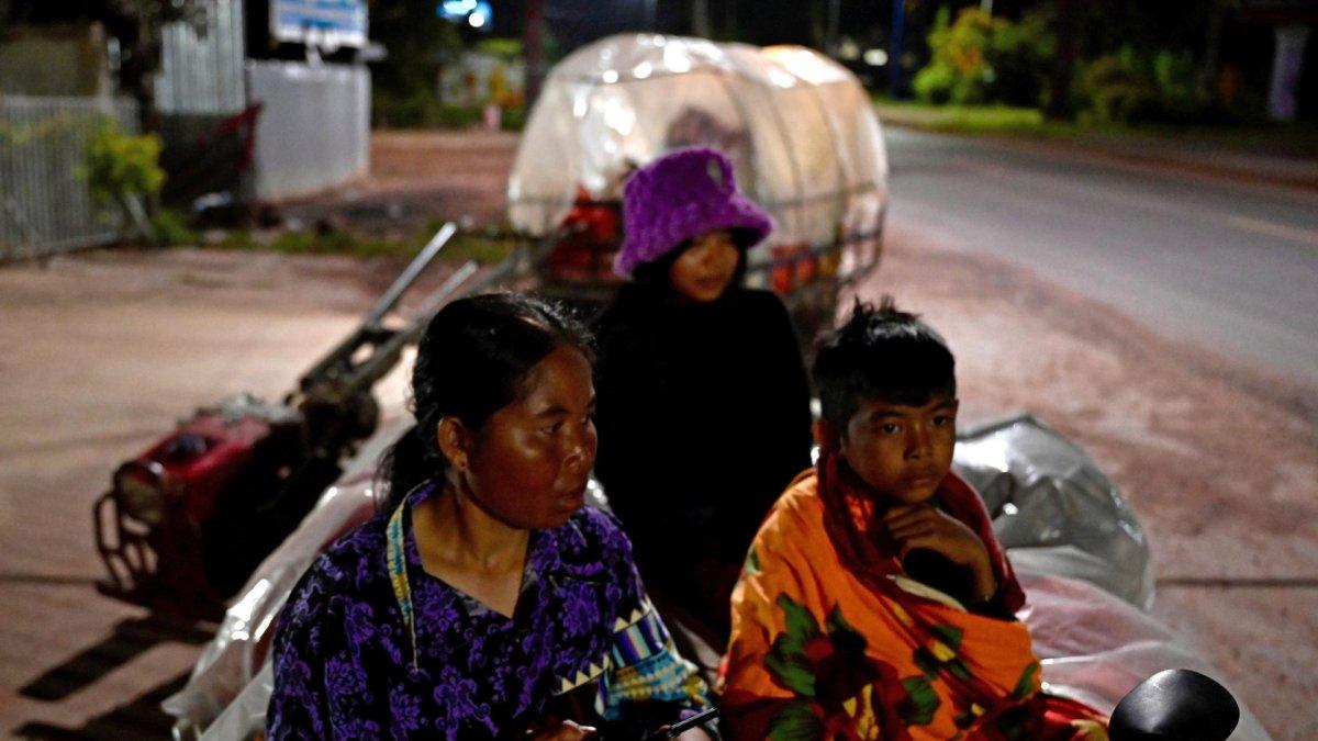 La gente huye de sus hogares cerca de la frontera entre Camboya y Tailandia en la provincia de Oddar Meanchey, Camboya, el 24 de julio de 2025.