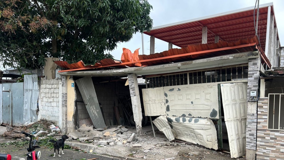 La explosión destruyó puertas, ventanas y parte del techo de cinco viviendas en Machala
AG-EXTERNOS