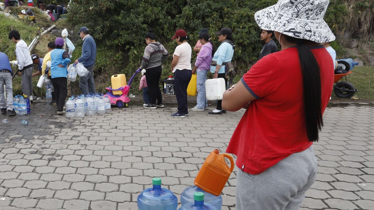 Imagen de archivo de la primera semana del corte. Los moradores del sur de Quito buscaban ojos de agua para tomar el líquido vital.