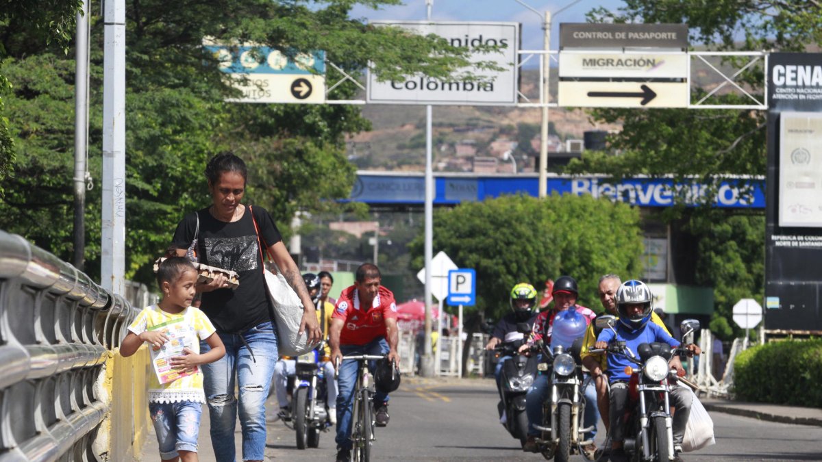 Personas cruzan el puente internacional Simón Bolívar, que une a Villa del Rosario (Colombia) con San Antonio del Táchira (Venezuela).