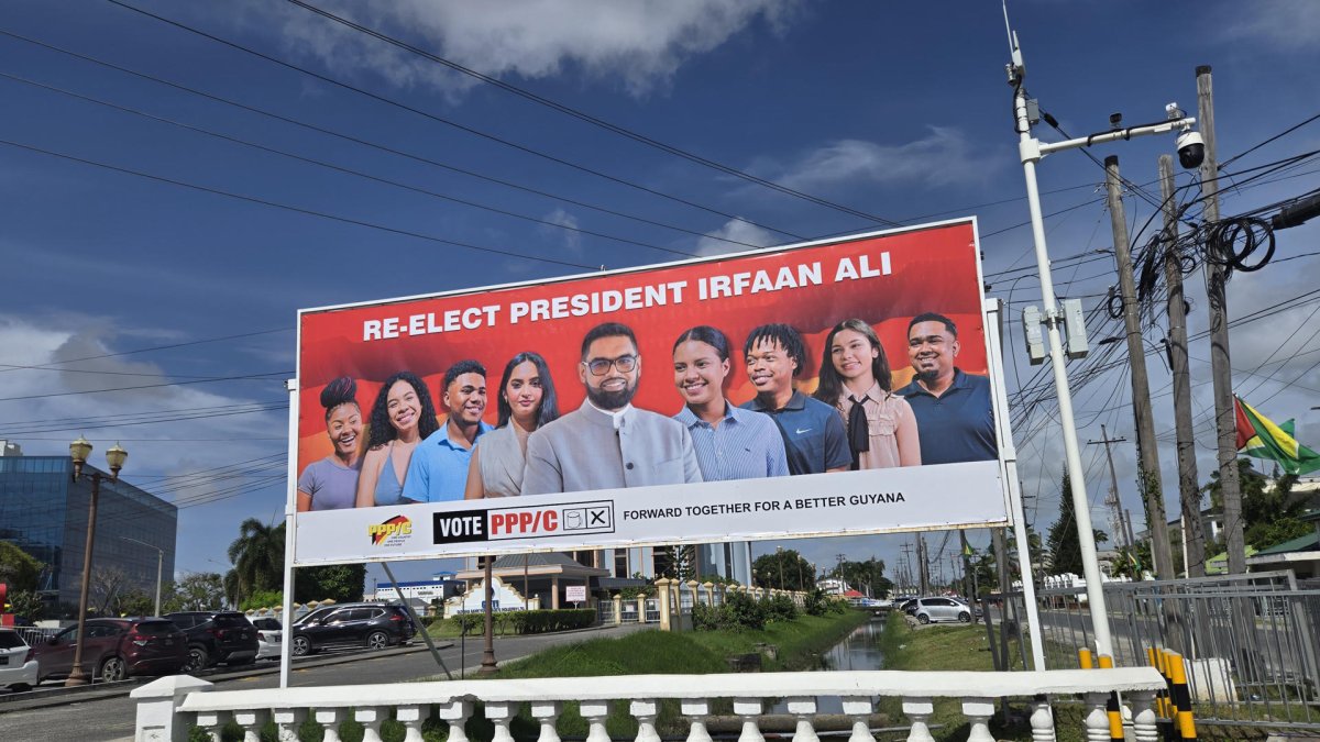 Un cartel electoral del Partido Progresista del Pueblo/Cívico (PPP/C) de Guyana, encabezado por el actual presidente Irfaan Ali.