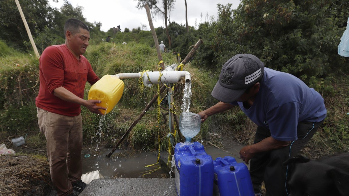 El agua potable comenzó a fluir nuevamente en los grifos de miles de hogares en el sur de Quito.