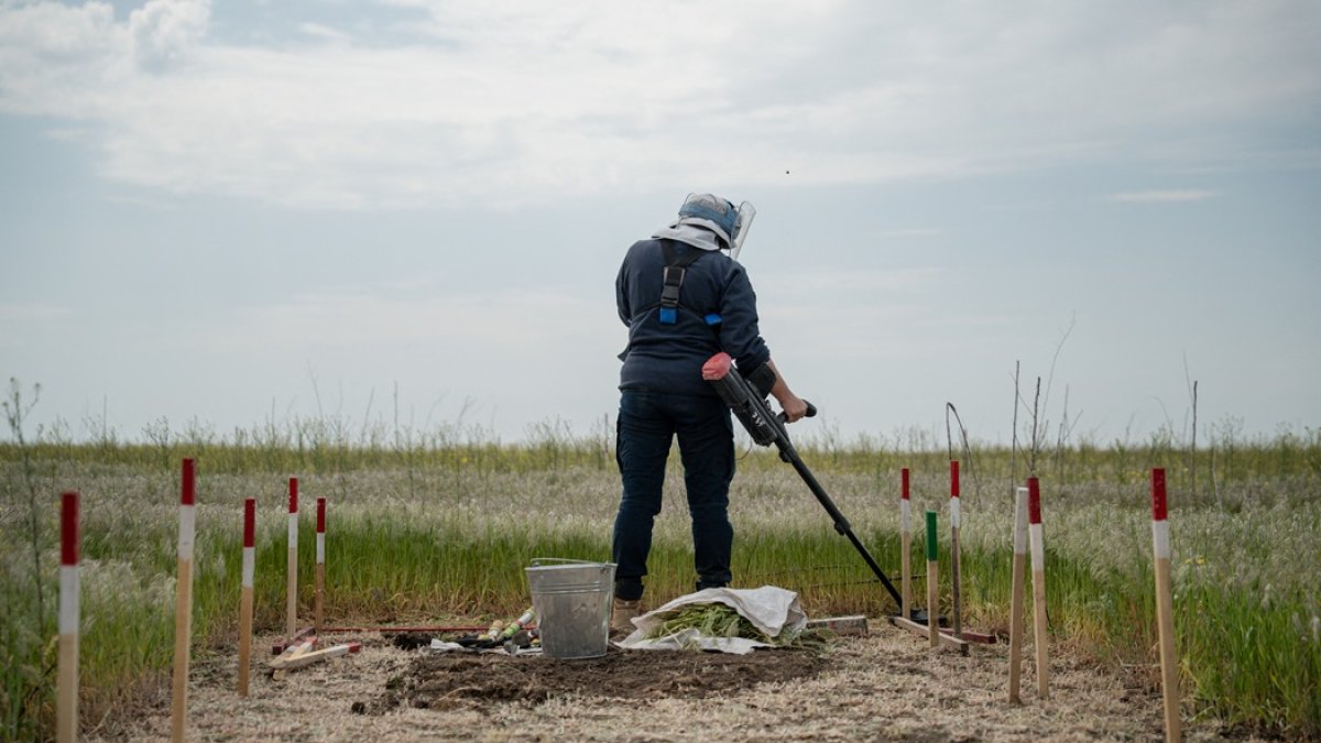 Viktoria Shynkar, de 36 años, desminadora de HALO Trust, trabaja en un campo minado cerca de la aldea de Bezymenne, en la región de Mykolaiv, en Ucrania.