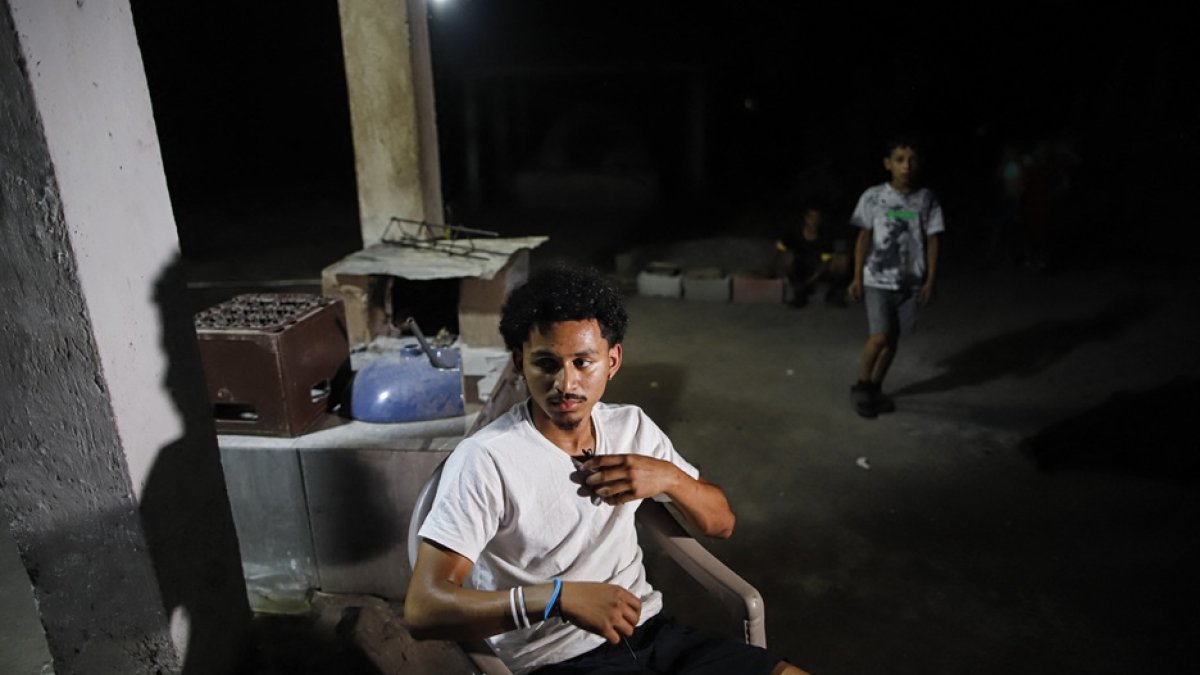 Emerson Colindres pasa tiempo con su familia en su casa en Marcovia, Honduras, el 24 de junio de 2025.