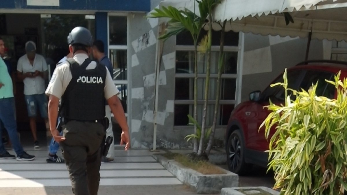 Con grabaciones de cámaras de seguridad buscan pistas de asesinato de piloto.