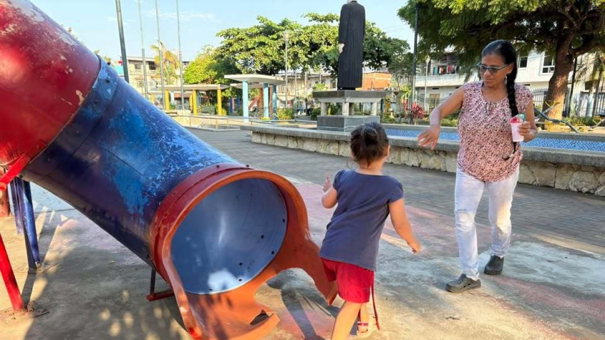 Parque Barreiro. Con espacios dañados y piletas sin agua en el lugar, la comunidad aún espera que se recupere la vida barrial.