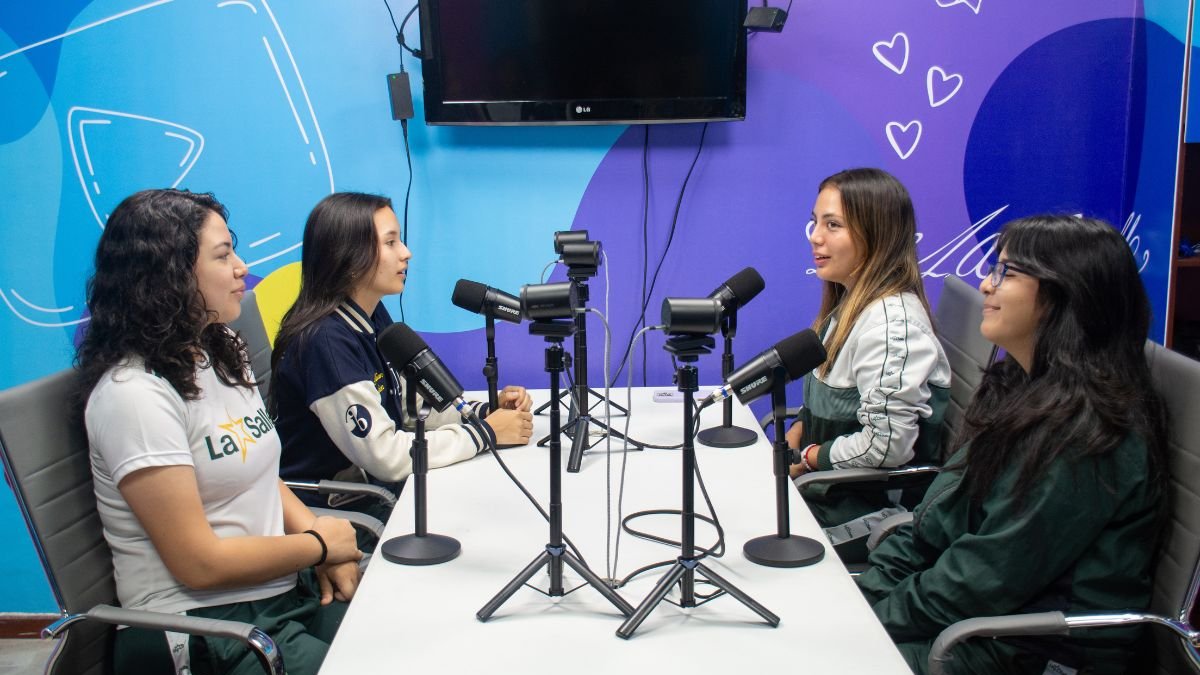 Con el respaldo del Colegio San José La Salle, estudiantes de secundaria lideran tres podcasts que abordan experiencias estudiantiles, temas cotidianos y conversaciones abiertas.