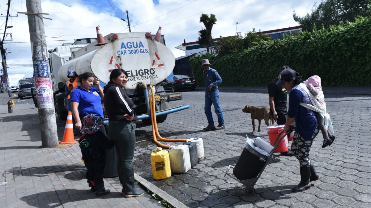 Provisión. En algunos barrios del sur de Quito, ayer aún continuaba el abastecimiento de agua potable mediante tanqueros.
