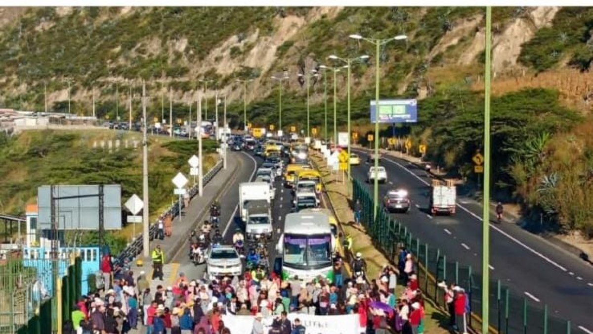 Cierre total del acceso norte de Quito por marcha de la comuna San Miguel del Común.