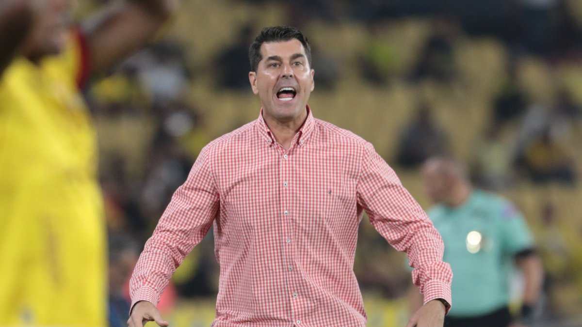 Ismael Rescalvo en la zona técnica del partido de Barcelona ante Liga de Quito.