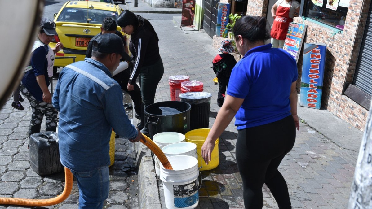 El 92 % del servicio de agua potable ya ha sido restituido en las parroquias afectadas del sur de la ciudad.