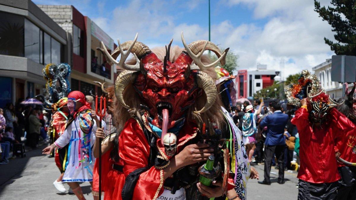 Máscaras. Las máscaras representa una fusión entre el arte, la resistencia indígena y la celebración popular.