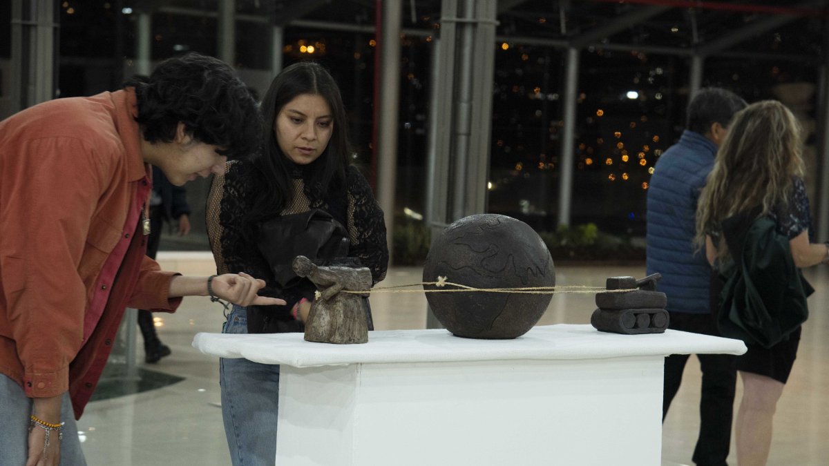 La exposición reúne piezas de más de cuarenta artistas mujeres elaboradas entre el siglo diecinueve y el siglo veintiuno.