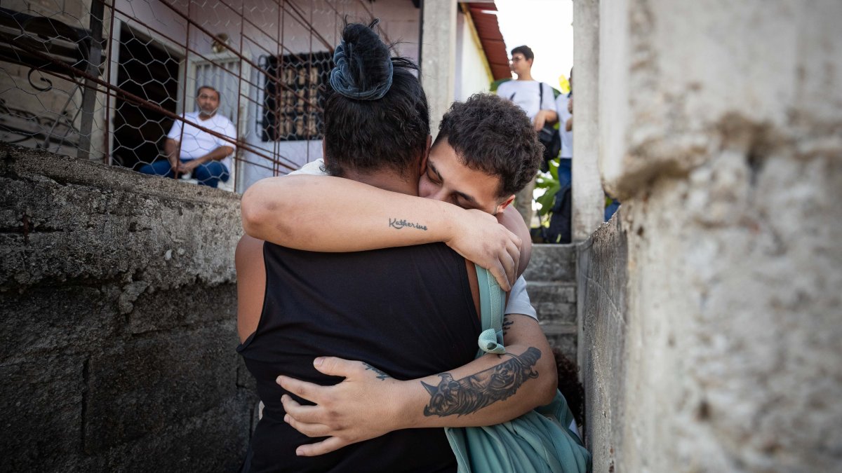 El venezolano Ángel Blanco abraza a una familiar, luego de ser liberado del Centro de Confinamiento del Terrorismo (Cecot) en El Salvador y repatriado a Cúa (Venezuela).