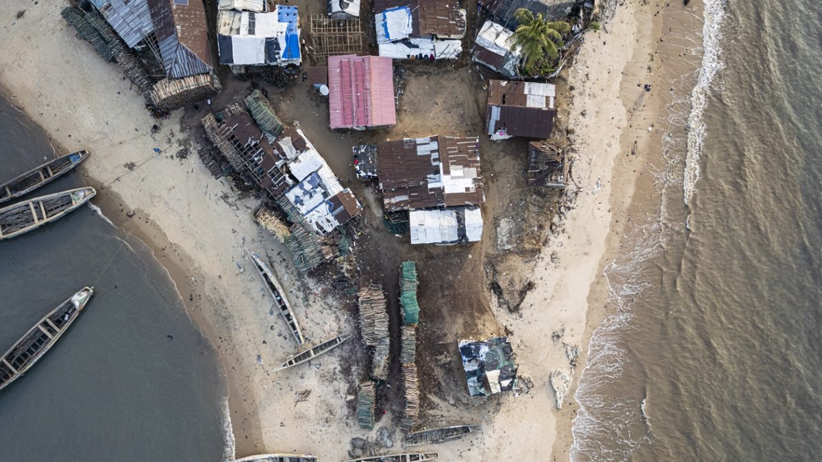 Vista aérea de las estructuras en la isla Plantain. Más de dos millones de personas que viven a lo largo de las costas de Sierra Leona están amenazadas por el aumento del nivel del mar.
