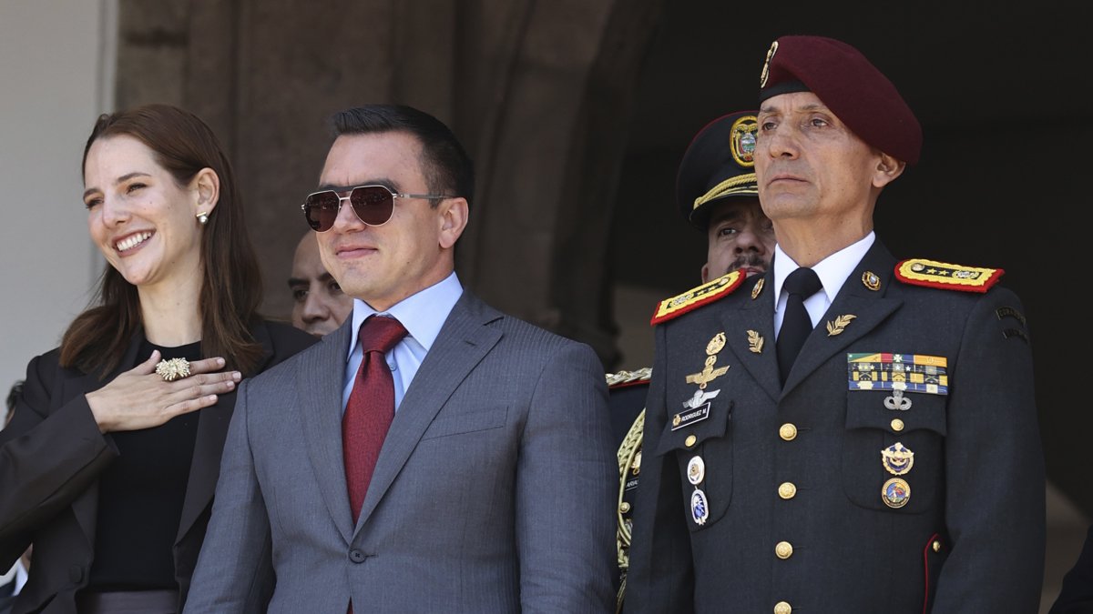 Fotografía de archivo de 15 abril de 2025 del presidente de Ecuador, Daniel Noboa, saludando desde del Palacio de Gobierno en Quito (Ecuador).