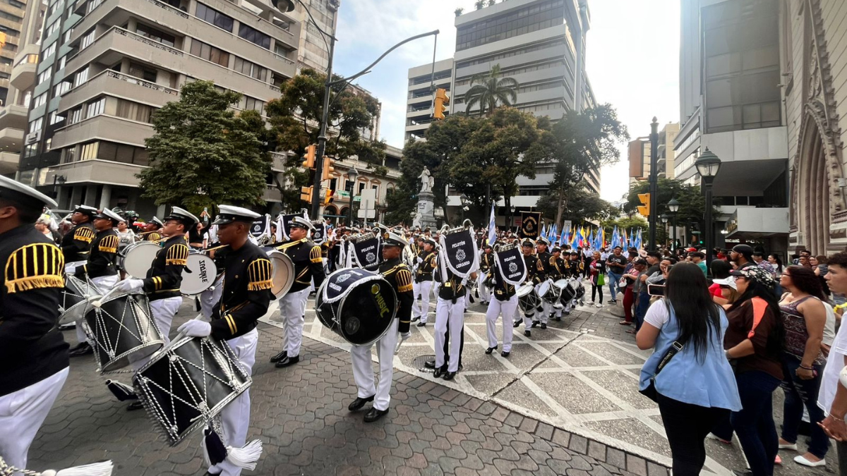 Guayaquil celebra con desfiles y eventos. La sesión reúne a cientos de ciudadanos.