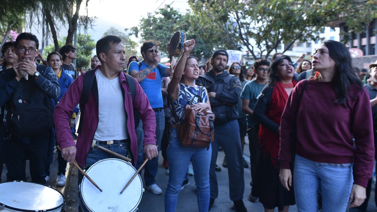 En los exteriores del Ministerio de Cultura y Patrimonio de la capital, artistas, gestores y miembros de entidades culturales protestan.