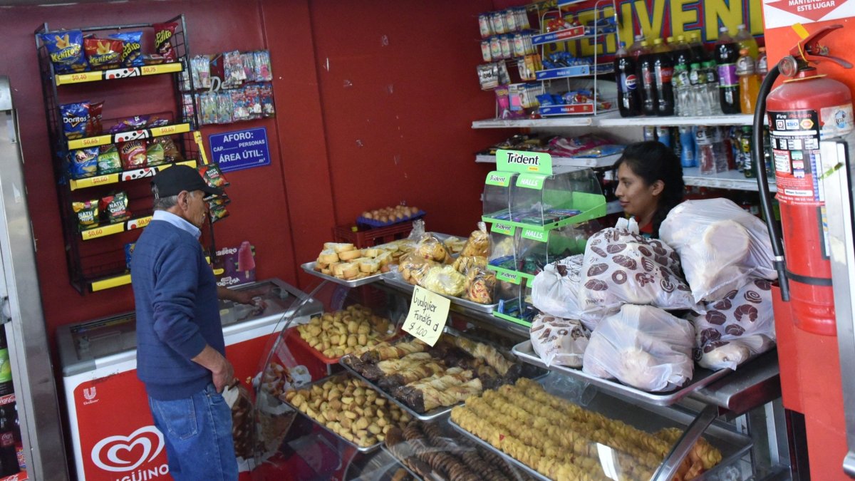 Actividades. Negocios de los barrios del sur de Quito aplicaron estrategias para atender, a pesar del corte.