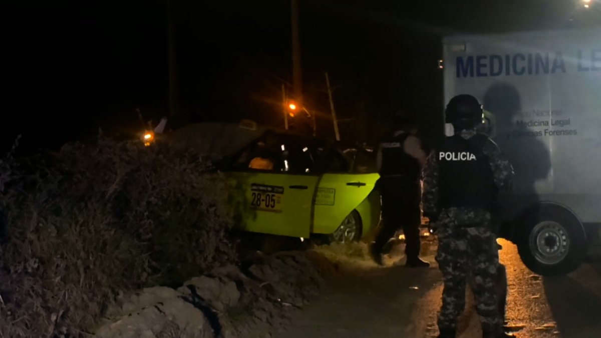 El levantamiento del cuerpo del taxista asesinado en el lugar del suceso