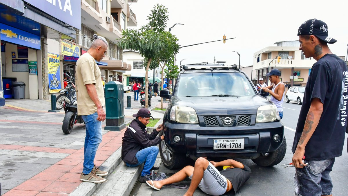 A lo largo de la calle Ayacucho, en un tramo de al menos ocho cuadras hacia el oeste de Guayaquil, decenas de locales de venta de repuestos de automotores funcionan a diario.