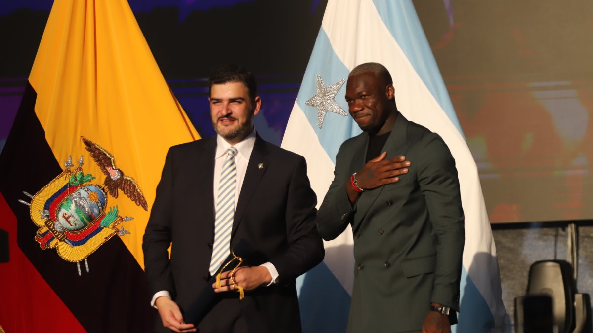 Entre los condecorados figuró el futbolista Felipe Caicedo.