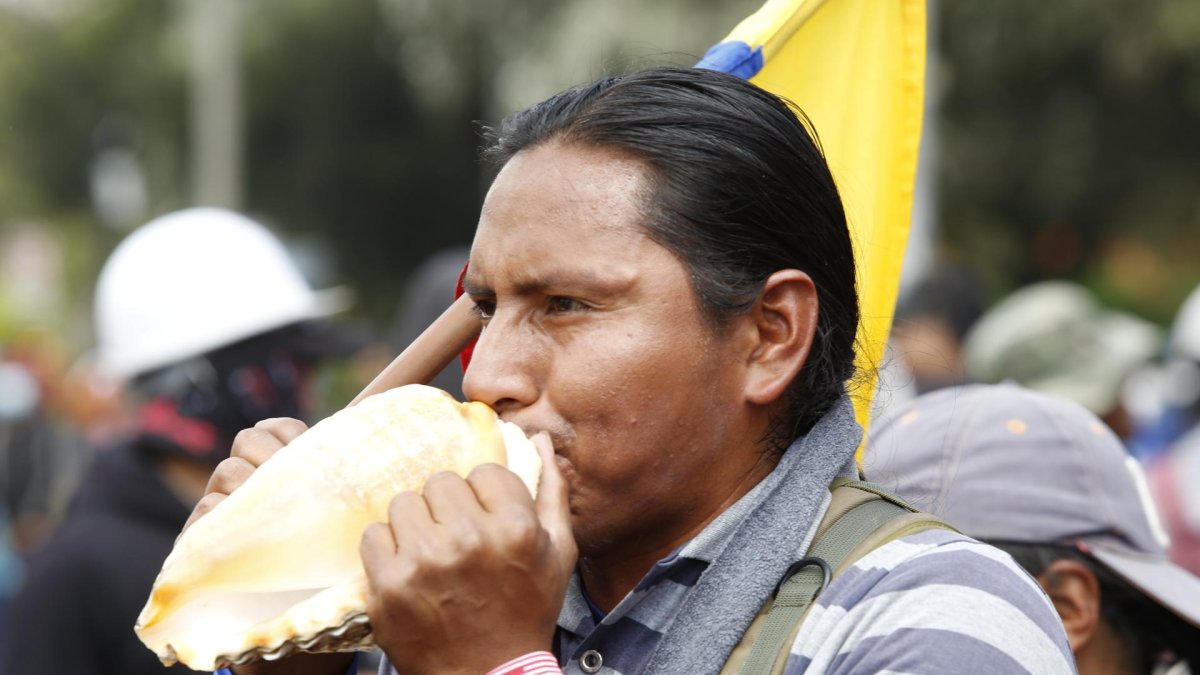 Fotografía de archivo de un indígena ecuatoriano al protestar en los alrededores de la Casa de las Culturas, en Quito (Ecuador).