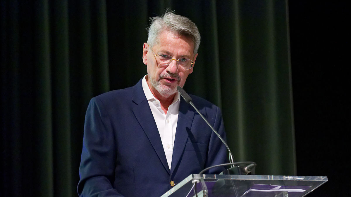 El exministro de Educación y escritor, Raúl Vallejo, opinó sobre la fusión de carteras de Estado y subsecretarías