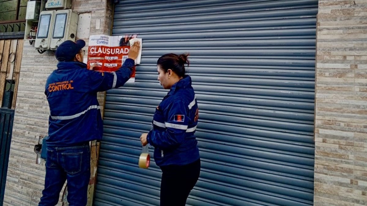 Funcionarios de la AMC colocaron los sellos de clausura para evitar que el local funcione de forma ilegal.