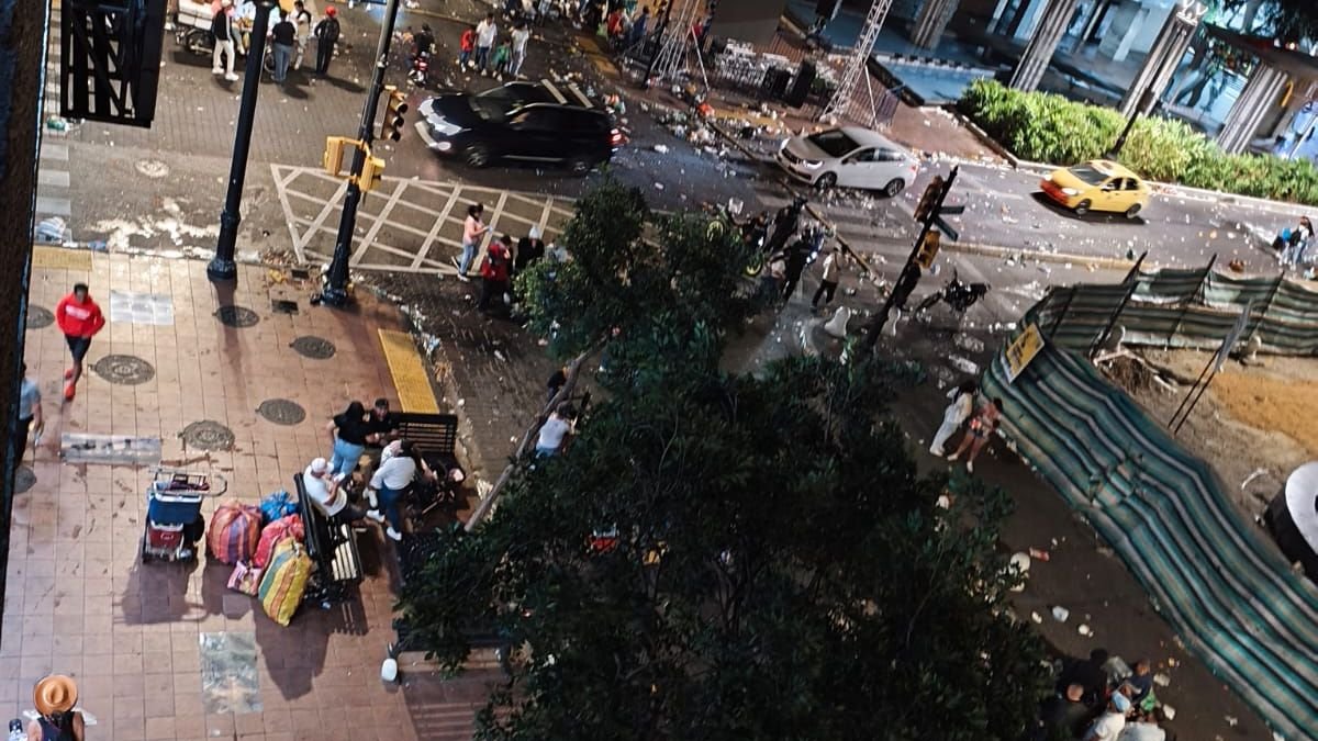 La 9 de Octubre, uno de los sitios turísticos más emblemáticos de Guayaquil, terminó sucia y caótica, según los residentes.