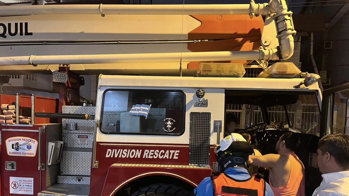 Personal del Cuerpo de Bomberos de Guayaquil acudió a un inmueble de La Garzota para rescatar al menor.