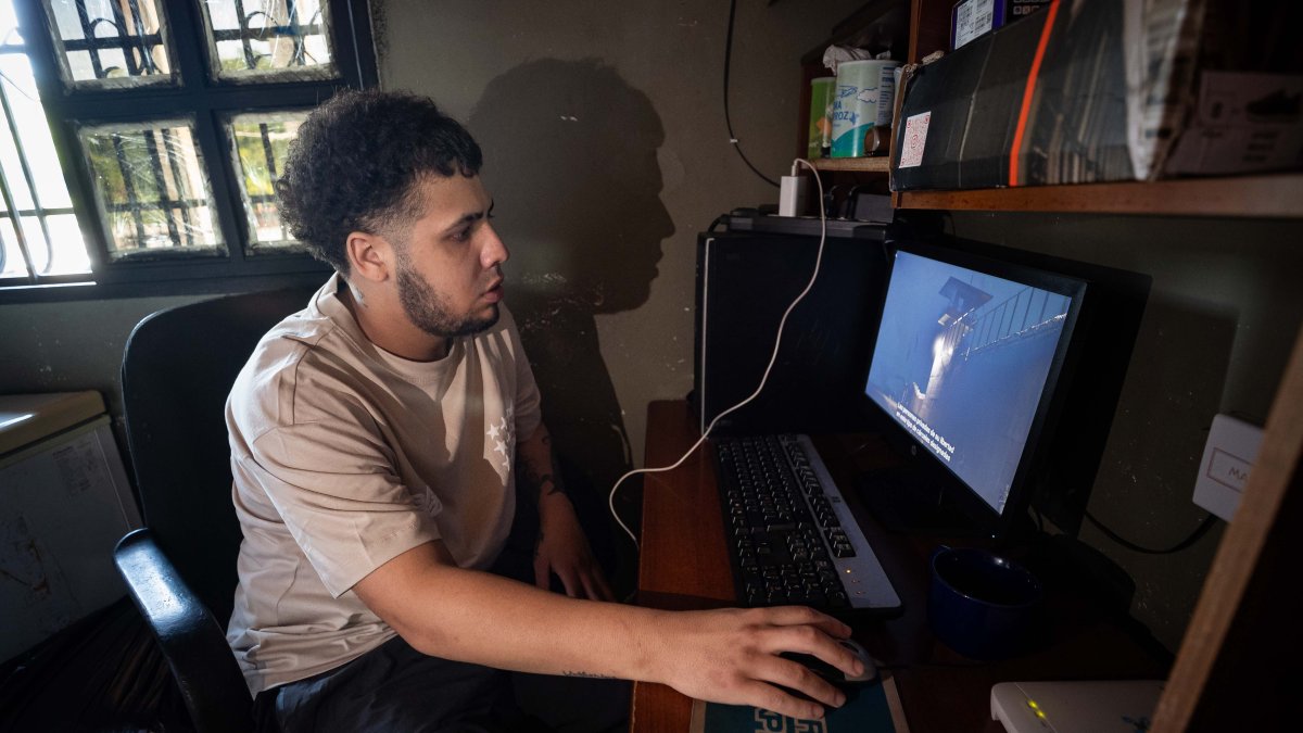 El venezolano Ángel Blanco muestra a EFE su trabajo musical, creado tras su experiencia en una megacárcel de El Salvador, después de ser deportado desde EE.UU.