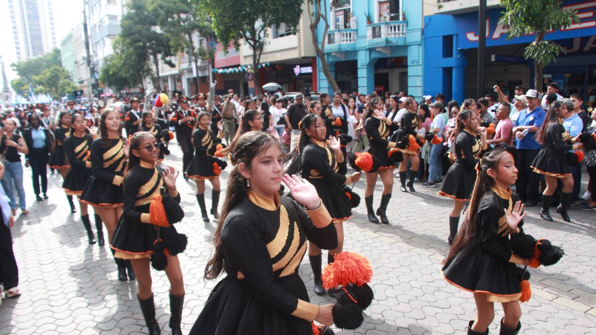 El 25 de julio, un desfile llenó de vida la avenida 9 de Octubre. La tarde de este 26 de julio, en el corazón de Guayaquil habrá otro desfile que tendrá como protagonista a los carros alegóricos.