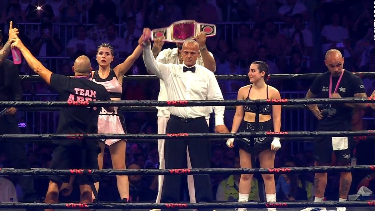 RoRo y Abby durante su enfrentamiento en La Velada del Año 5, uno de los combates más virales del evento organizado por Ibai Llanos.
