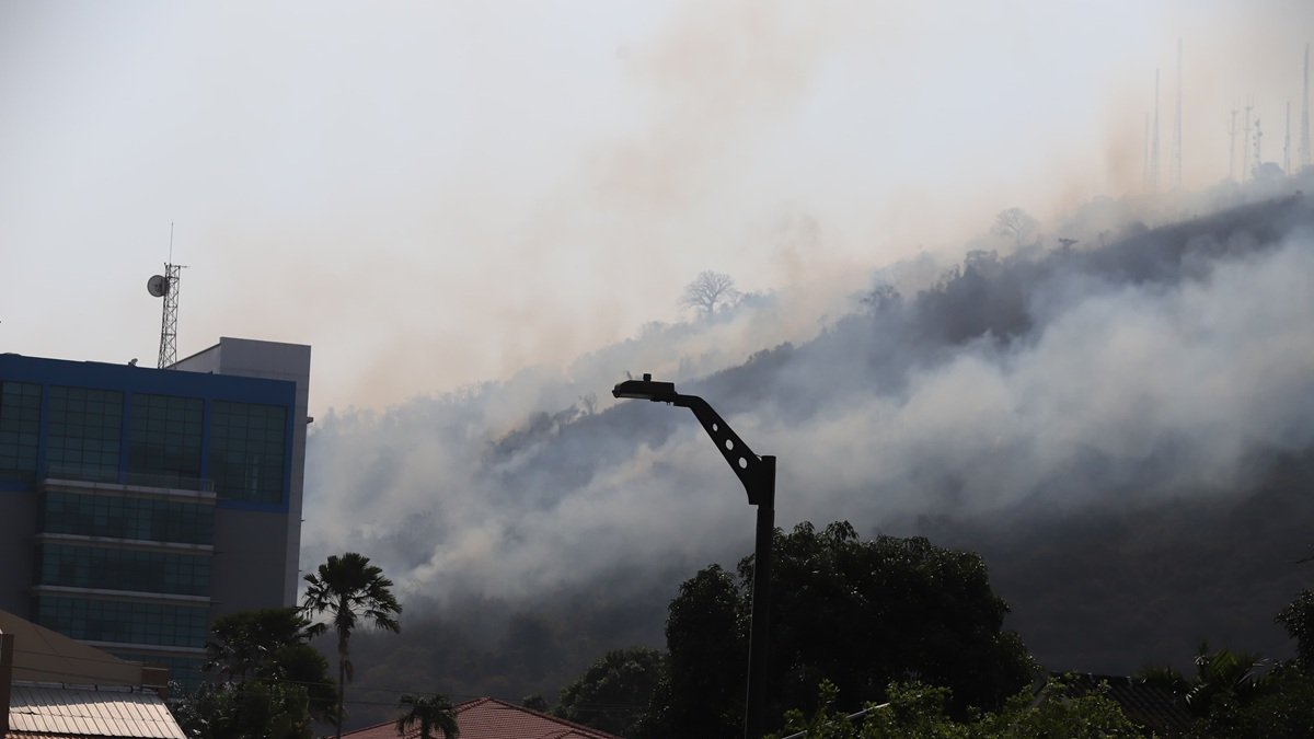 Un incendio afectó a cerro Azul, en Guayaquil, en diciembre del 2024.