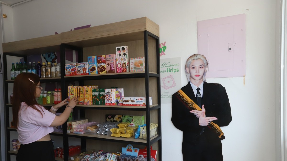 El público local se adueña de la cultura coreana y la comercializa, ya sea en importación de alimentos o venta de mercancía, cada vez son más los negocios que la acogen.