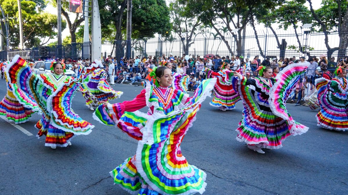 Más de 500 artistas y talentos en escena participaron la tarde de este 26 de julio del desfile, que llenó de vida y color al centro de Guayaquil.
