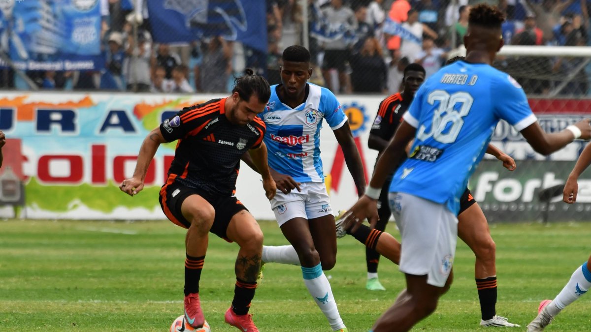 Emelec ganó al Manta en el estreno del entrenador argentino Guillermo Duró.