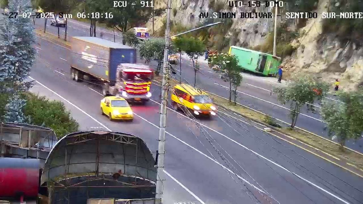 En la av. Simón Bolívar una buseta se volcó a un costado de la vía.