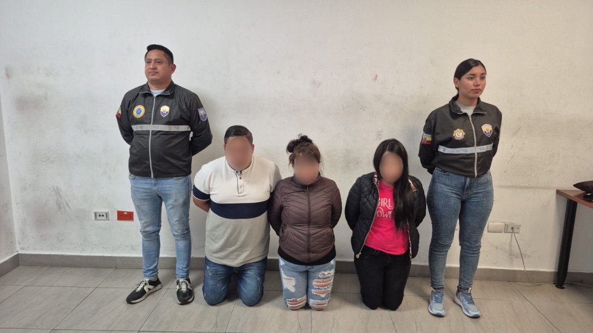 Tres personas que presuntamente se dedicaban al robo en buses fueron detenidos.