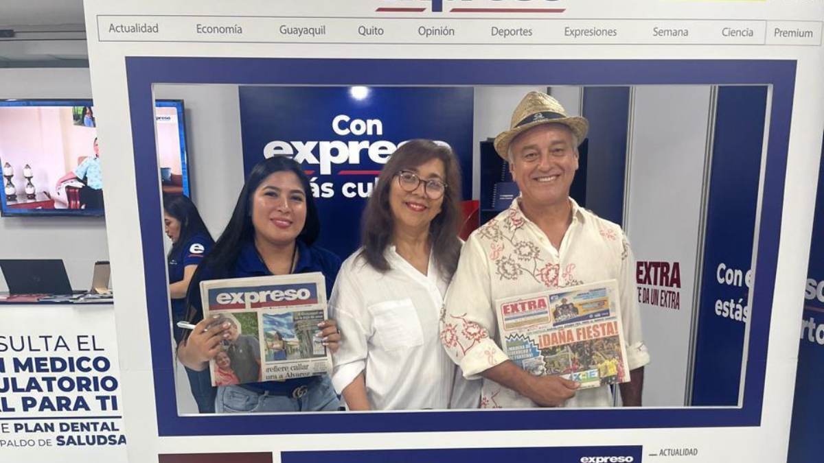María Lorenza Jalón (centro) muy contenta durante su visita al stand de Diario EXPRESO.