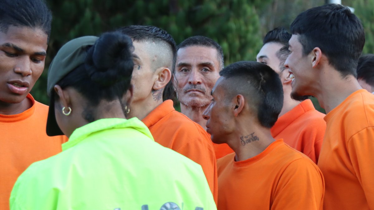 El gobierno ecuatoriano dejó a un primer grupo de presos colombianos en el Puente Internacional de Rumichaca en la frontera entre Ecuador y Colombia