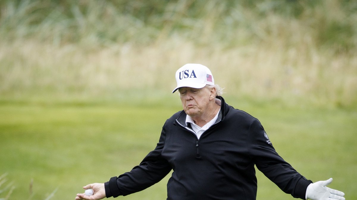 El presidente de Estados Unidos, Donald Trump, en el campo de golf Trump Turnberry durante una visita privada a Turnberry, Escocia, este domingo 27 de julio.