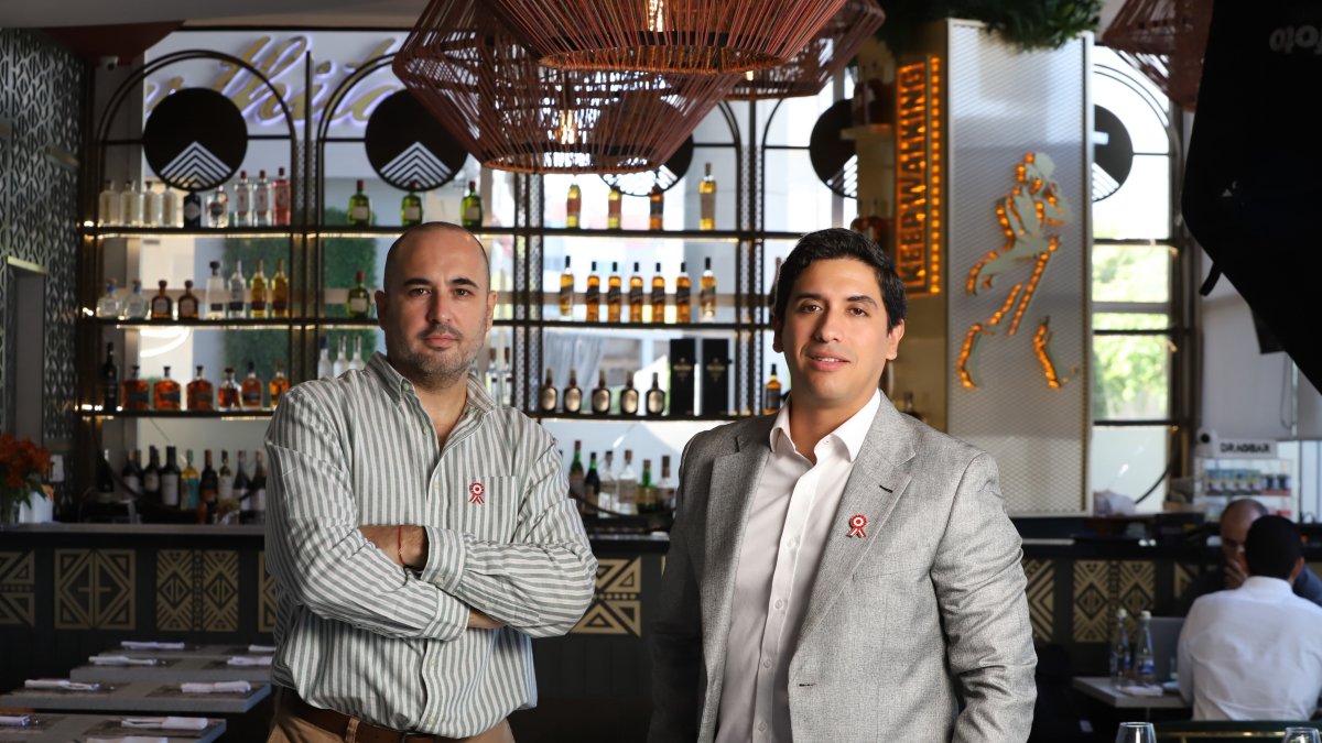 Los socios, Juan Carlos Postigo y Alonso Rojas, mantienen viva la memoria del Perú en cada detalle.