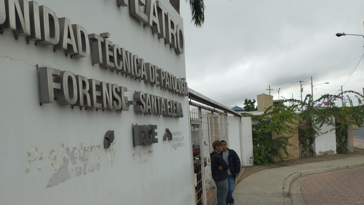 Los allegados acudieron al anfiteatro a retirar el cuerpo de Edward Alzate, este 27 de julio.