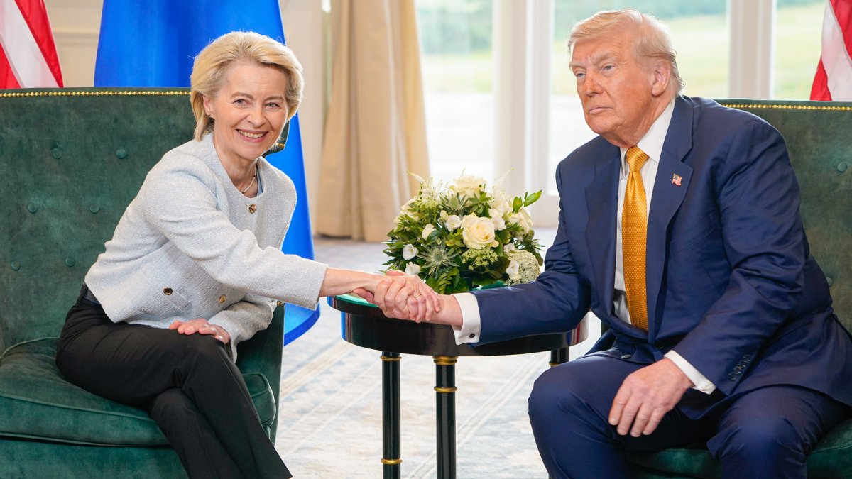 La presidenta de la Comisión Europea, Ursula von der Leyen, y el mandatario estadounidense, Donald Trump.