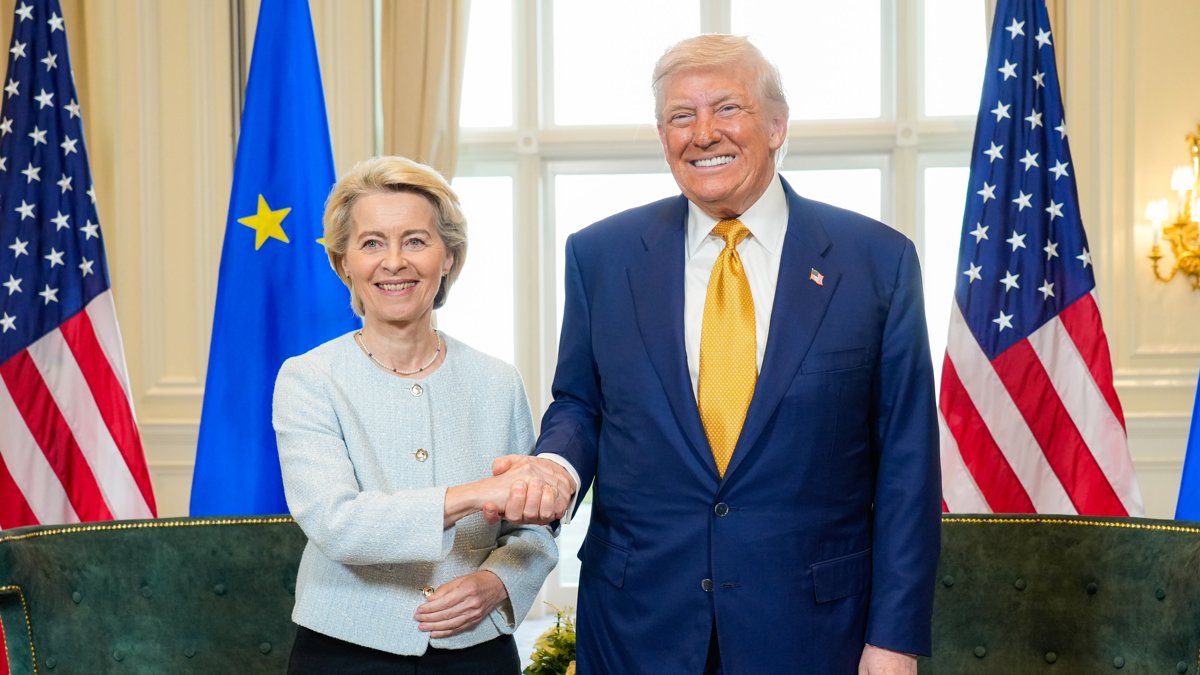 El presidente de la Comisión Europea, Ursula von der Leyen, y el mandatario estadounidense, Donald Trump.