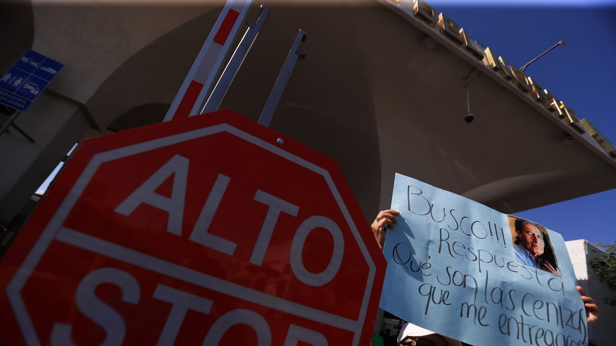 Personas protestan en el puente internacional Santa Fe este sábado 26 de julio, en Ciudad Juárez (México).