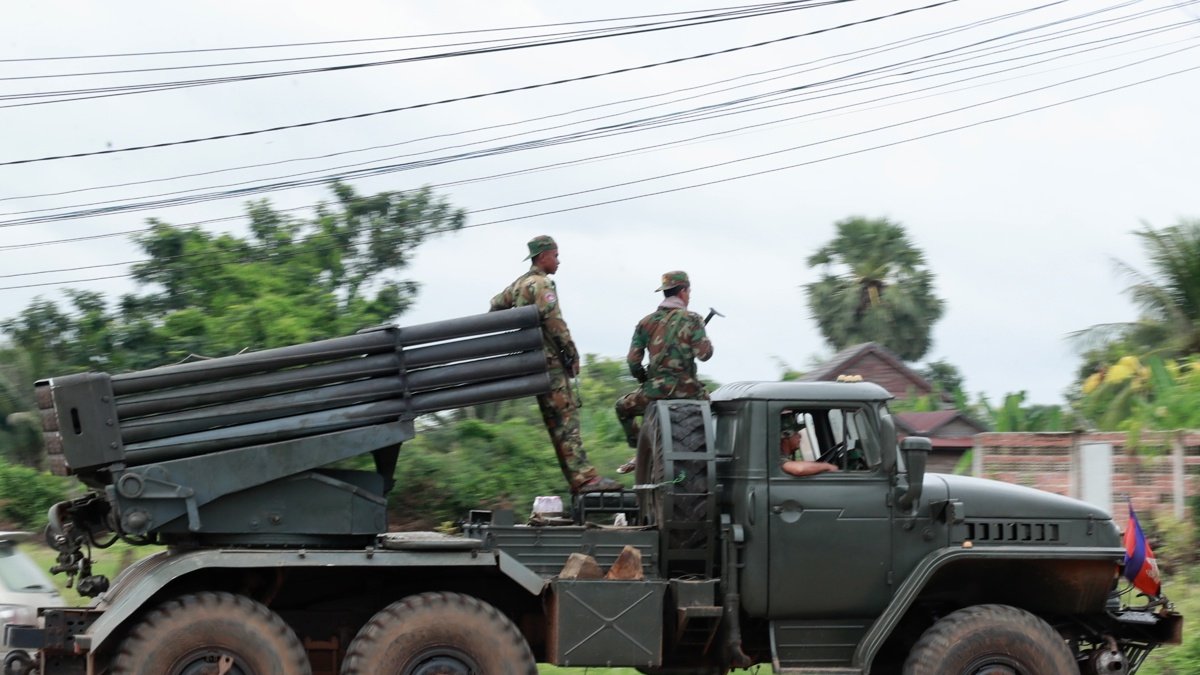 Soldados camboyanos montan en un lanzacohetes múltiple autopropulsado en la provincia de Oddar Meanchey, noroeste de Camboya, este domingo 27 de julio de 2025.